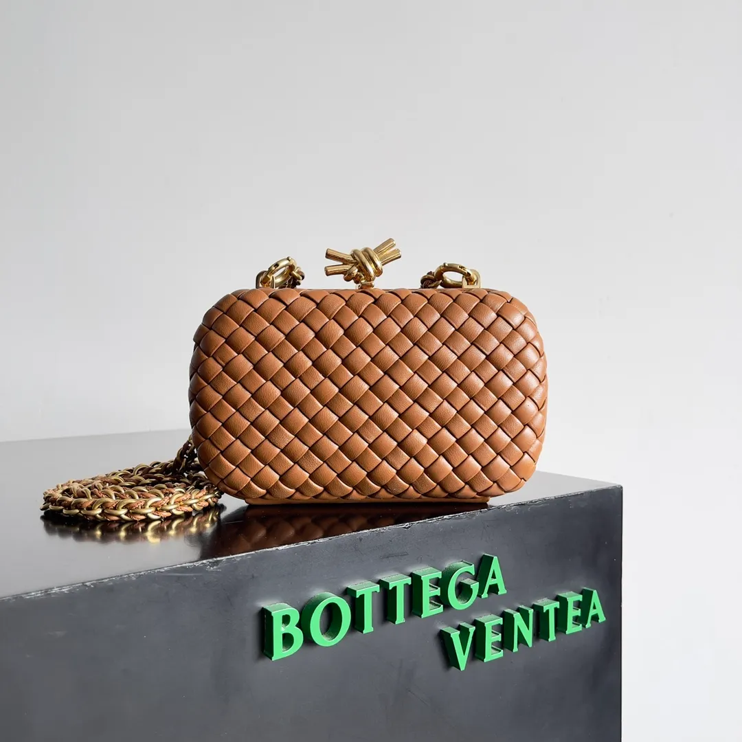 Batch 2260 BOTTEGA VENETA KNOT evening bag chain version for women is now on the market! Delicate and elegant, soft and powerful, this bag is definitely a representative of intellectual women. As an evergreen model of BV, the blessing of the chain is the icing on the cake. The classic weaving once again interprets the unique craftsmanship (the chain can be disassembled separately). Style number: 776662 Size: 19*11.5*5cm